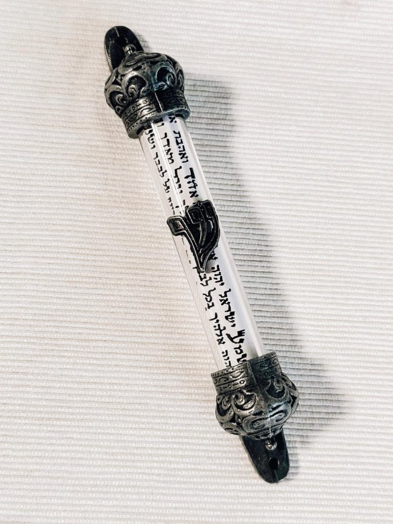 Mezuzá con rollo escrito en hebreo